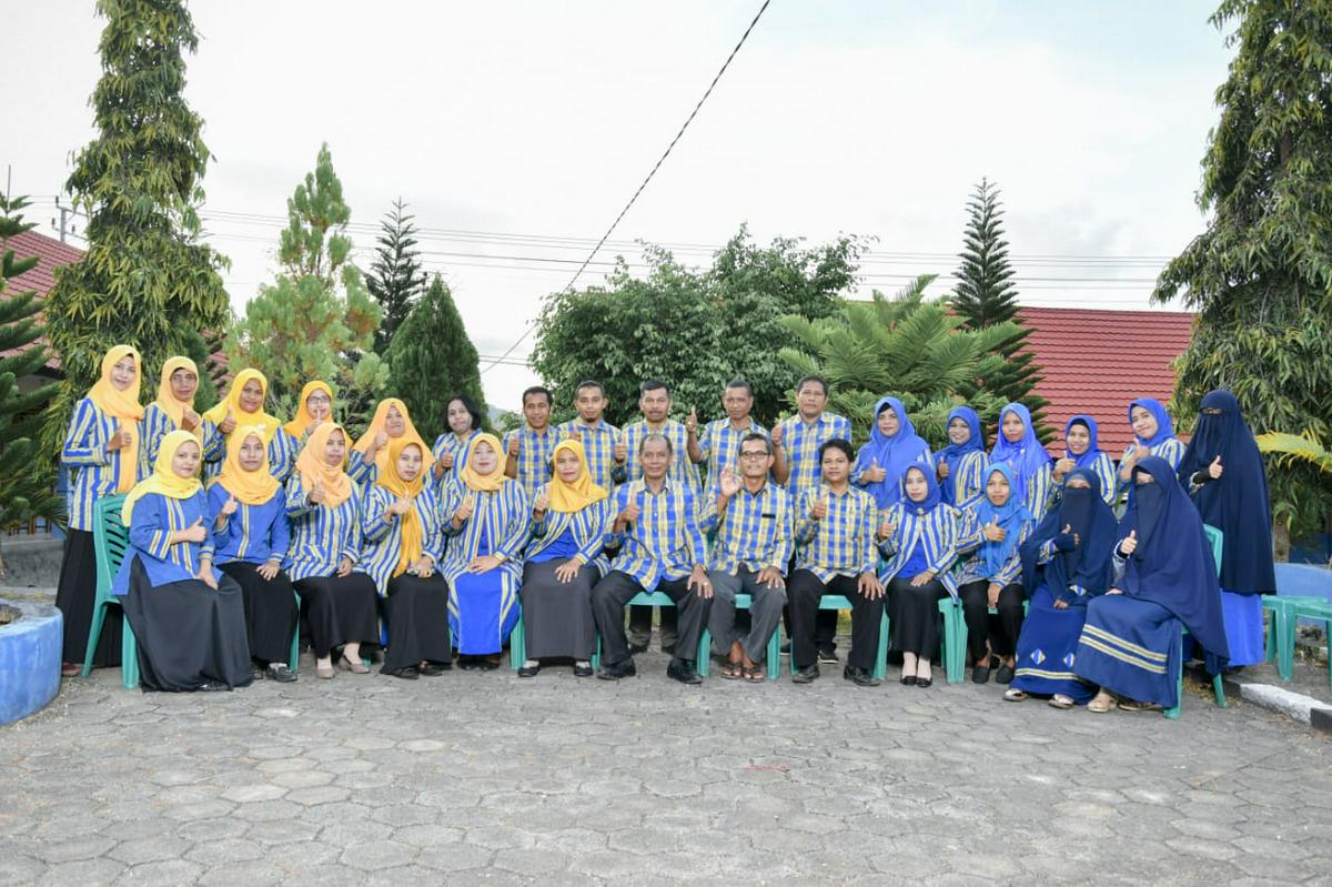 Foto Bersama Guru SMKN 2 Buton